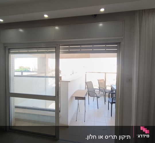 מרפסת עם דלת הזזה ותריסים פתוחים